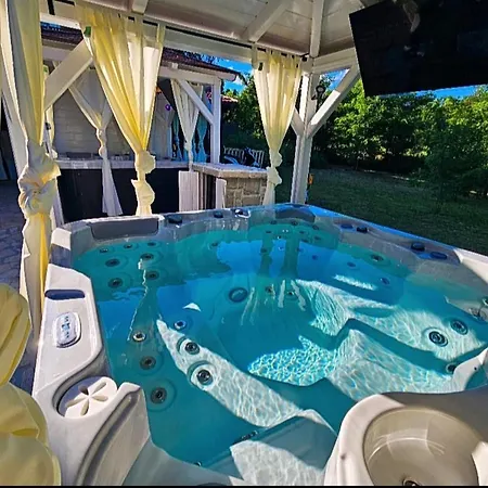 Homestay Forko Luxury Near Paradise
